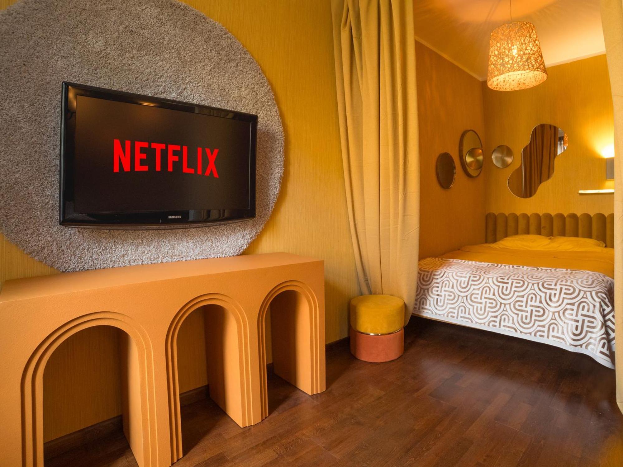 Midcentury Modern, Quiet, 40M Studio With Bath Рига Экстерьер фото